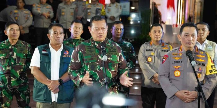 Panglima-TNI-Laksamana-Yudo-Margono-dan-Kapolri-Jenderal-Pol.-Listyo-Sigit-Prabowo-Pantau-Situasi-Kamtibmas-Malam-Pergantian-Tahun-2023-1536x1026